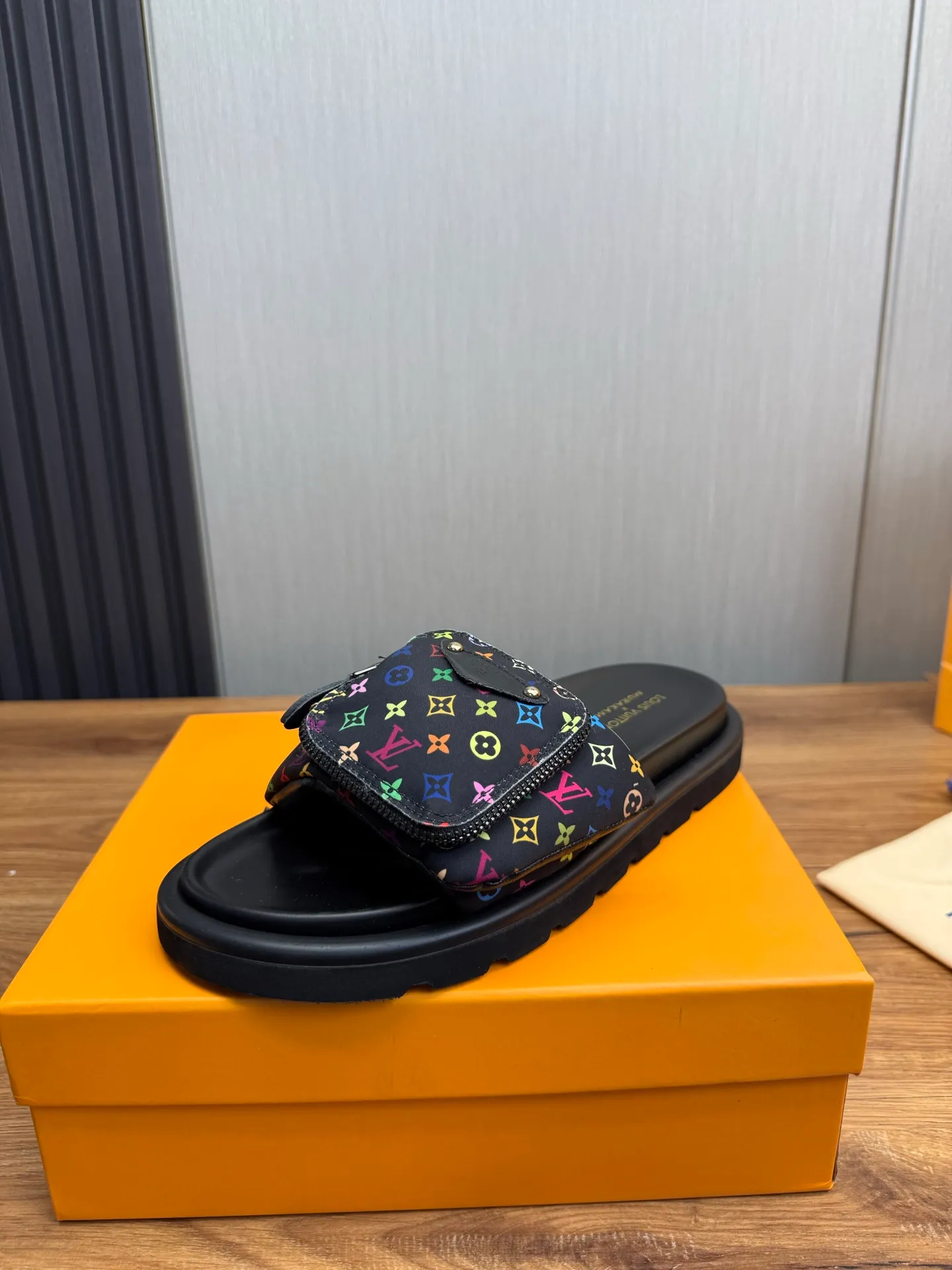 Men's shoes 💰360💰 Lv. hot selling men's slippers 🔥 🩴Official website one to one production 38-45 sizes 45 46 🉑️Customized!